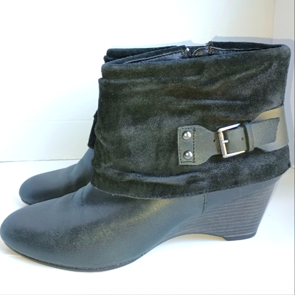 Clarks Artisan Womens Ankle Boots 8.5 Wedge Heel Black Buckle Velvet Cuff